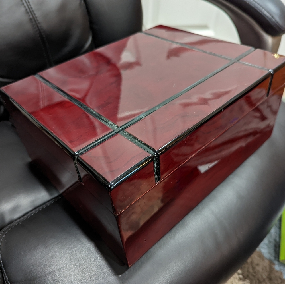 Cigar humidor